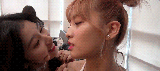 [트와이스] 현실친구 사나 모모.gif | 인스티즈