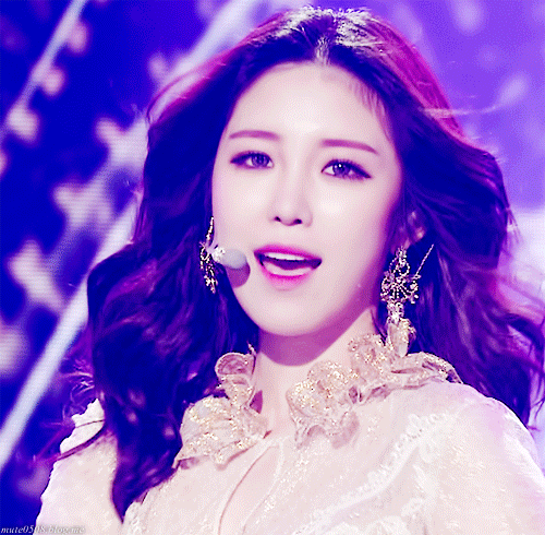 코디피셜 한달동안 자기 영혼을 갈아넣었다는 전효성 지난 활동 의상.gif | 인스티즈