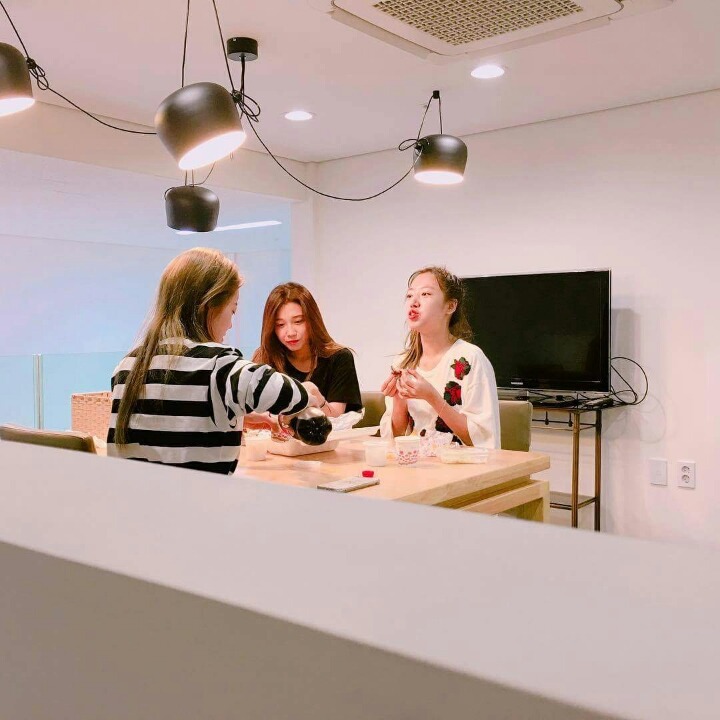 멤버들이 본인빼고 치킨먹는거보고 충격먹은 윤보미 | 인스티즈