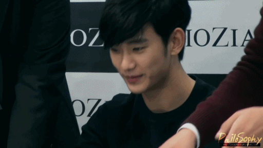 드디어 악수 받는데 성공한 김수현.swf | 인스티즈