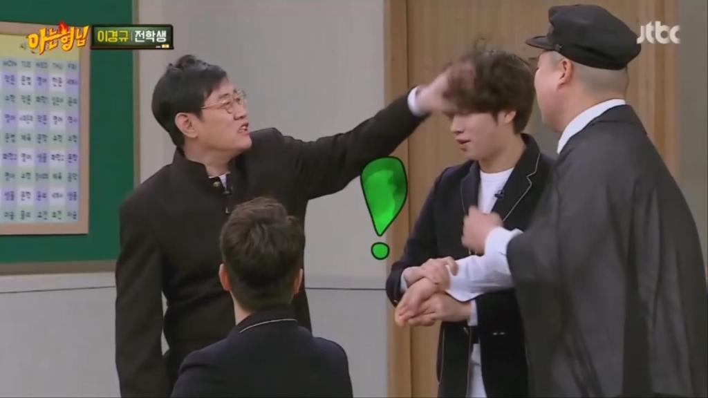 이경규 물어뜯는 김희철.jpg | 인스티즈
