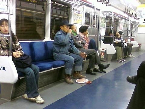 지하철에서 회에다 소주한잔 시원하게 드시는 아저씨 | 인스티즈