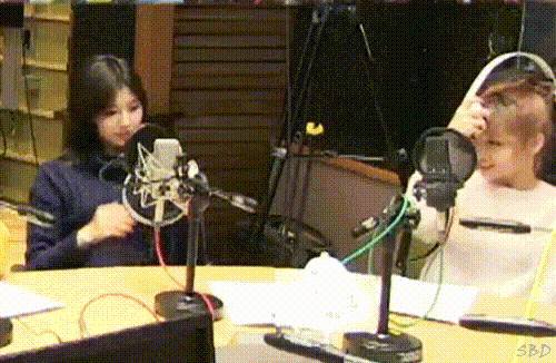 [트와이스] 헤드폰으로 장난치는 사나랑 모모 | 인스티즈