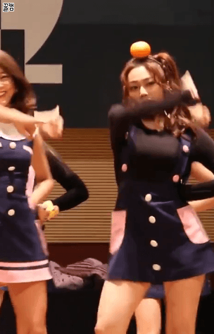 머리위에 귤 얹고 춤추는 귤미나.gif | 인스티즈