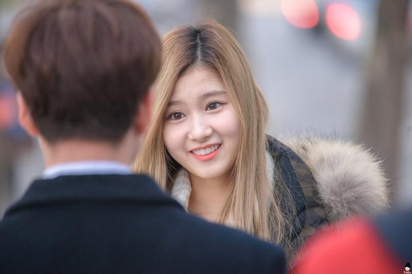 트와이스 사나가 먹고싶은거 마음껏 먹으면.....gif | 인스티즈