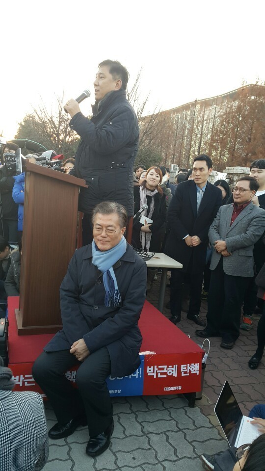 김병기 의원 발언 경청하는 문재인 전 대표 | 인스티즈
