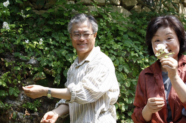 오늘 청와대 출입기자들과 직원들에게 과일화채 만들어준 김정숙 여사.jpg | 인스티즈