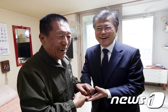 독립운동가 후손에게 절하는 문재인 전 대표 | 인스티즈