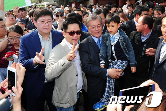 [문재인] 오늘은 전주 지원 유세하러 방문하신 문재인 전 대표.jpg | 인스티즈