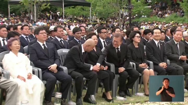 노건호씨 손 잡아주는 문재인 대통령.jpg | 인스티즈