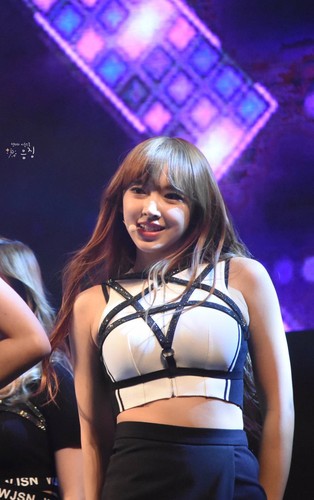 우주소녀라는 신인 그룹에 중국멤버라는데... 춘리급 피지컬인듯.gif | 인스티즈