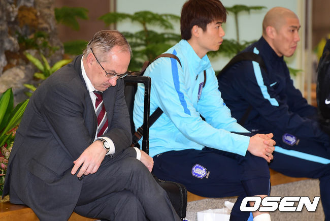 침울하게 귀국한 축구대표팀 | 인스티즈