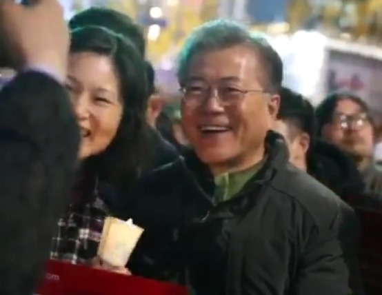 LED촛불을 처음 본 문재인 반응.jpg | 인스티즈