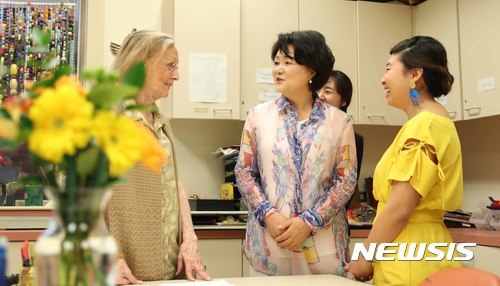 미국 워싱턴 노인복지센터에 방문한 김정숙 여사.jpg | 인스티즈