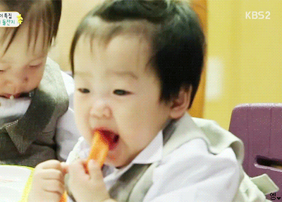 [슈퍼맨이돌아왔다] 아직도 신거 잘 못먹는 이서준ㅋㅋㅋㅋㅋㅋ.GIF | 인스티즈