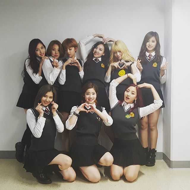 [트와이스] 1주년 기념 멤버 단체 짤 모음.jpg | 인스티즈