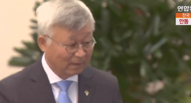 대통령에게 꽃다발 받는 강경화 부군 ㅋㅋㅋㅋㅋㅋㅋ | 인스티즈