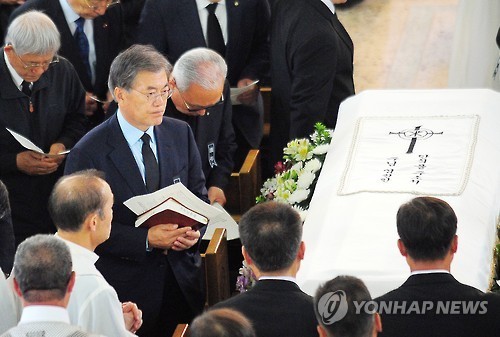문재인 대통령 미사드리는 모습.jpg | 인스티즈