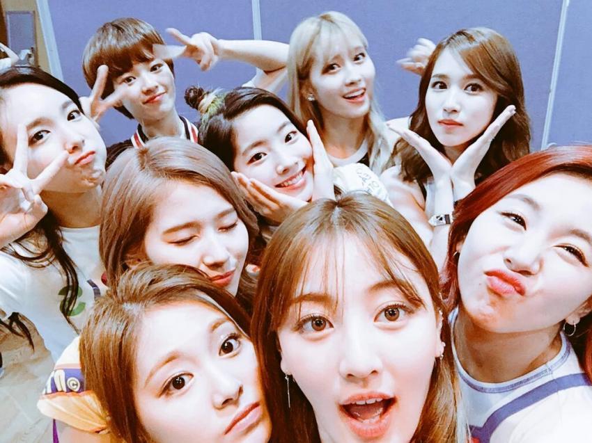 [트와이스] 1주년 기념 멤버 단체 짤 모음.jpg | 인스티즈