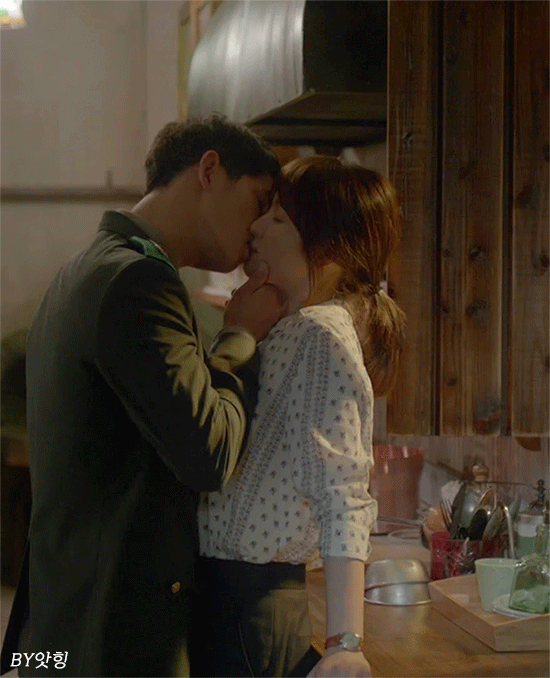 [태양의후예] 송중기-송혜교 엔딩 키스신.gif | 인스티즈
