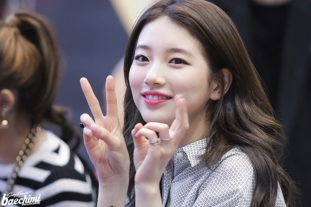 사인회에서 아이컨택 해주는 수지.gif | 인스티즈