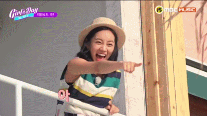 같은 멤버지만 나이차 때문에 소진을 깍듯이 대하는 혜리.jpg | 인스티즈