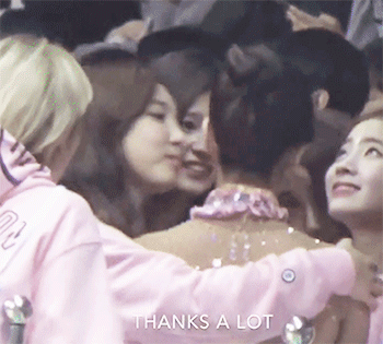 펭귄쓰담쓰담하는 나연이 | 인스티즈