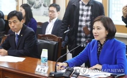 남자 정치인들 사이에 있어도 포ㅡ스로 다 발라버리는 유은혜의원 | 인스티즈