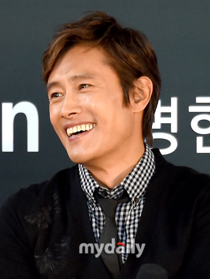 남우주연상 수상한 오늘자 이병헌.jpg | 인스티즈
