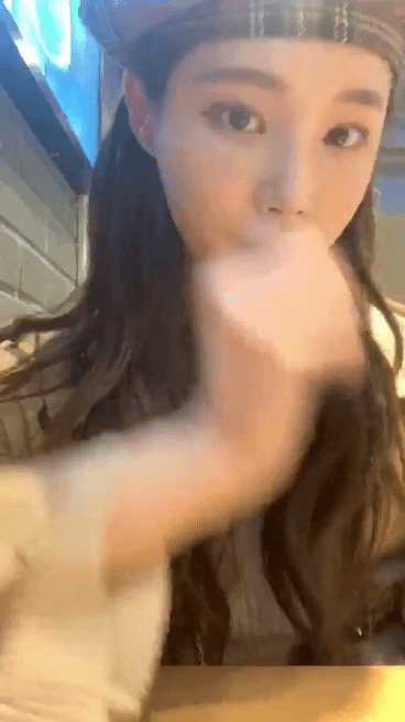 어제 3주년 기념 인스타 라이브한 모모랜드 연우(2).gif | 인스티즈