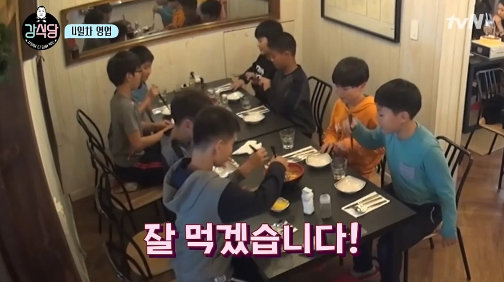 [강식당] 씨름하는 초딩 후배들 보고 신나서 점심값 18만원 내준 강호동.jpg | 인스티즈