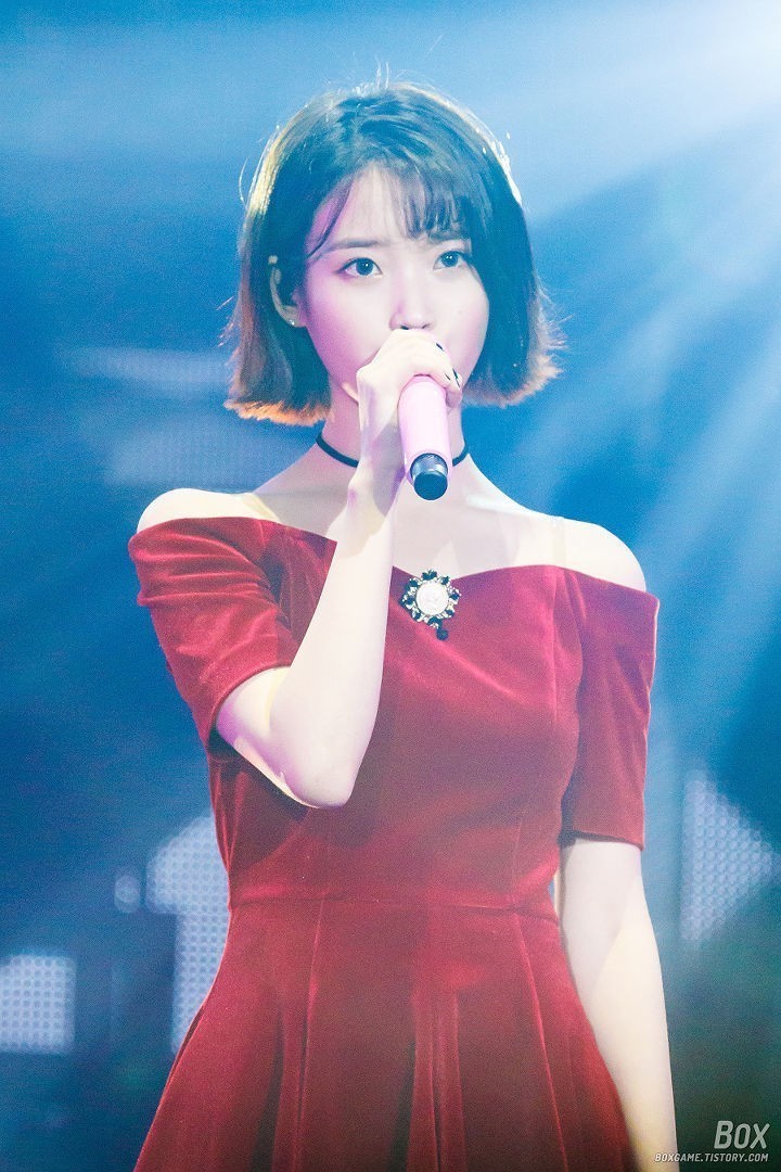 레드가 잘어울리는 아이유.jpgif | 인스티즈