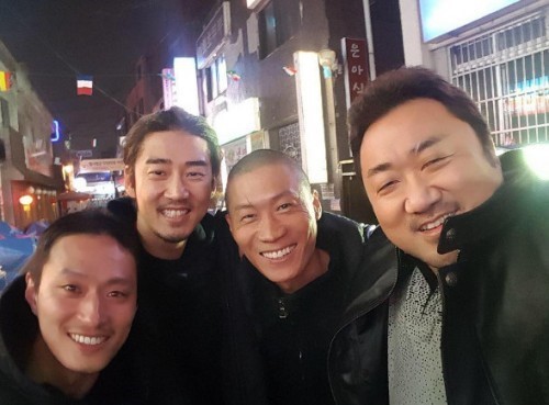 영화 범죄도시 보고 왔더니 어색해 보이는 사진 | 인스티즈