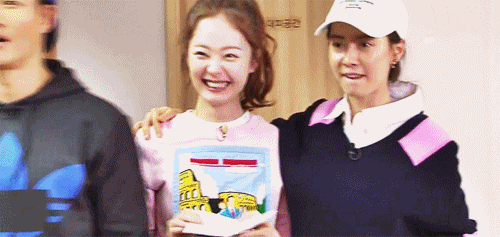 [2017SBS연예대상] 신인상 받아서 수상소감하는 전소민 보고 덩달아 울컥한듯한 송지효.gif | 인스티즈
