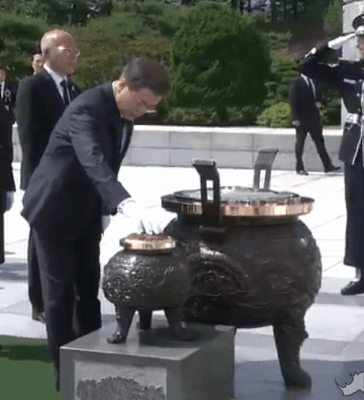 현충원 참배하는 문재인 대통령-김정숙 여사.gif | 인스티즈
