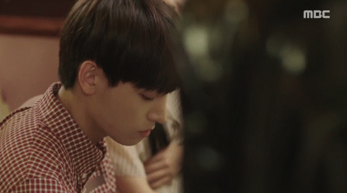 고딩과 인기 아이돌이 의붓형제로 처음 만나는 자린데 눈빛 땜에 멜로적 모먼트 됨.gif | 인스티즈