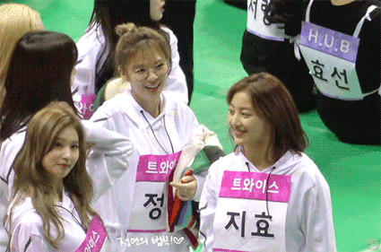 사나를 이용해서 지효 만지는 정연.gif | 인스티즈