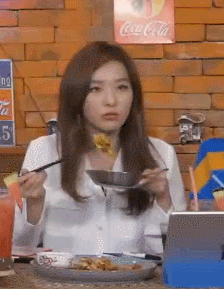 먹방중 방송 끝난다니깐 급하게 먹는 슬기.gif | 인스티즈