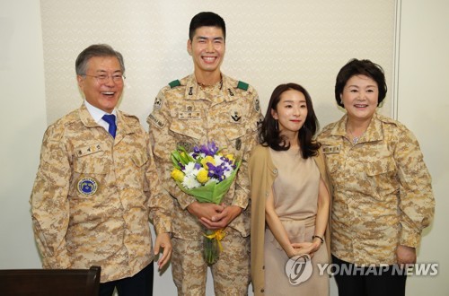 아랍에미리트 아크부대로 파병간 예비신랑에게 깜짝 선물 준비한 청와대즈 (데이터주의) | 인스티즈
