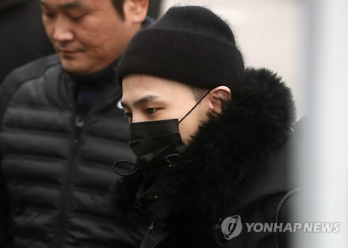 웃으면서 입대하는 지드래곤 모습.jpgif | 인스티즈