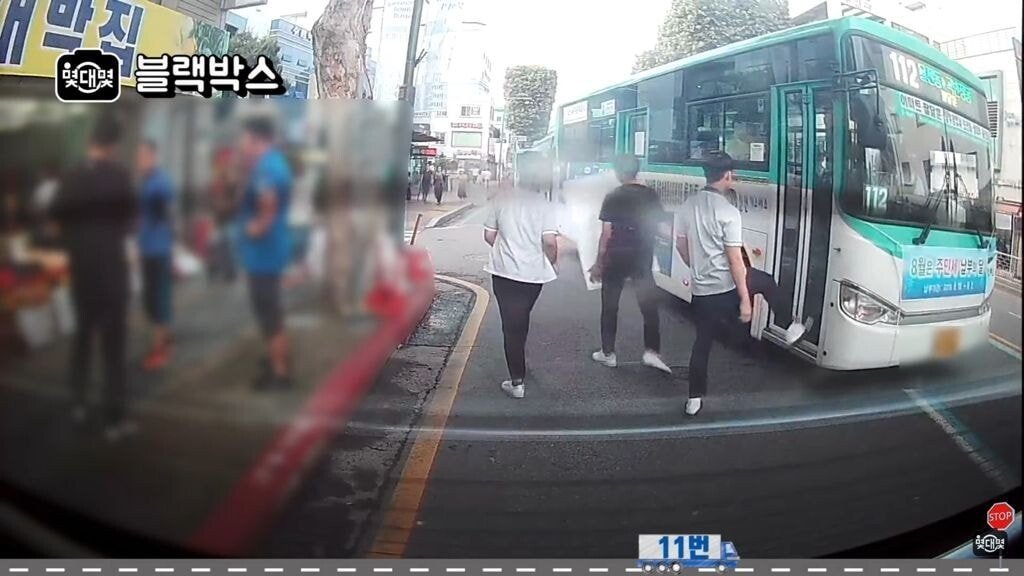 버스에 발로 화풀이하는 학생...jpg | 인스티즈