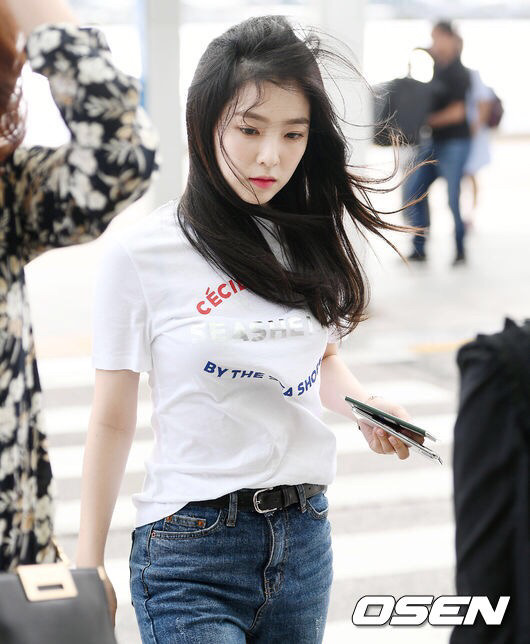 바람 부는 공항의 아이린.jpg | 인스티즈