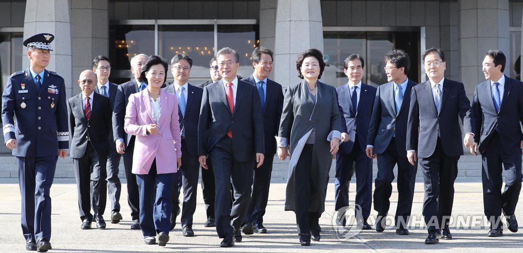 인도네시아로 출국한 문재인 대통령과 김정숙 여사 | 인스티즈