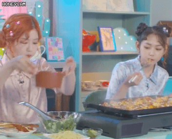 닭갈비 겁나 맛있게 먹는 구구단 강미나.gif | 인스티즈