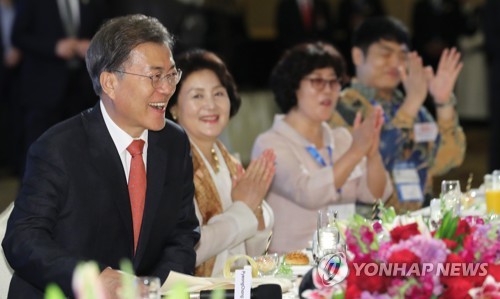 국빈초청으로 인니 가서 동포간담회하는 문재인대통령,김정숙 여사님.jpg | 인스티즈