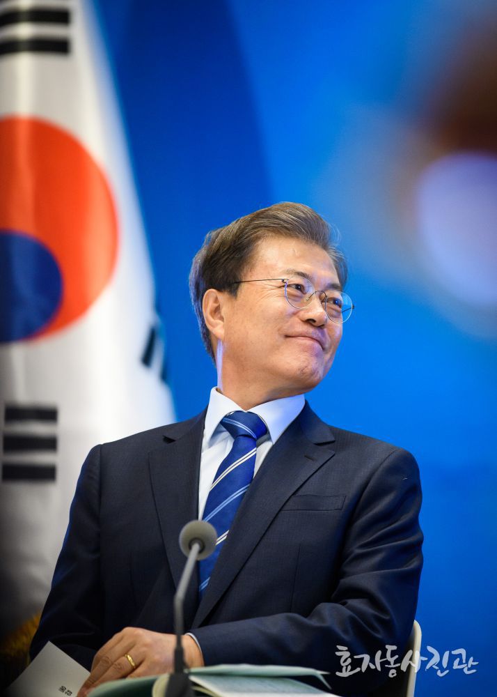 나이 들면서 얼굴의 느낌이 바뀐듯한 문재인 대통령.jpg (데이터주의) | 인스티즈