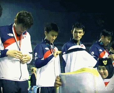 메달 맛보는 선수들 gif | 인스티즈