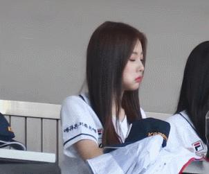 치킨이 오자 기쁨을 감추지 못하는 아이돌.gif | 인스티즈
