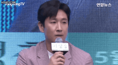오늘 말 한번 실수했다가 제작보고회에서 선배들한테 쉼없이 놀림당한 최우식ㅋㅋ.gif | 인스티즈