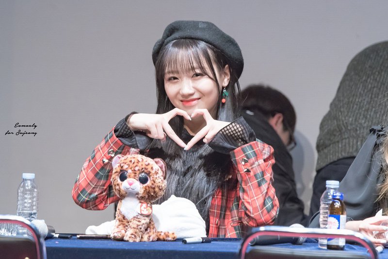 러블리즈 멤버들과 수준이 다른 한입을 보여주는 빵떡이.gif | 인스티즈